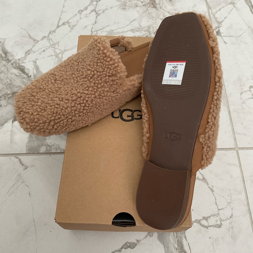 UGG - Picture 5 of 5